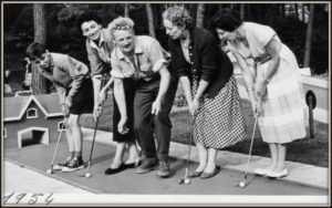 vintage femmes jouent mini golf